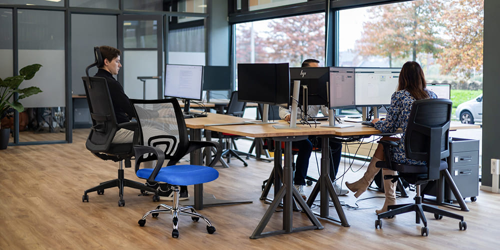 Vì sao câu hỏi “mua ghế văn phòng ở đâu TPHCM” ngày càng được quan tâm?