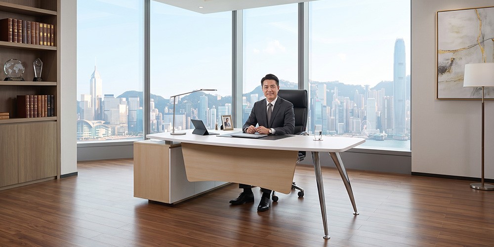 Bàn giám đốc gỗ phù hợp với nhiều không gian