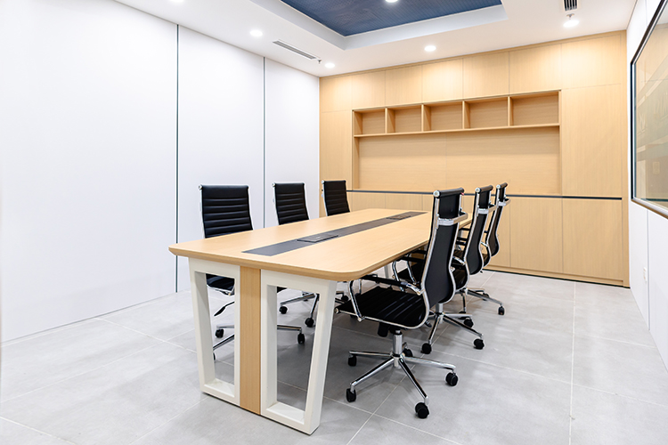 Setup phòng họp chuyên nghiệp với bàn họp hiện đại