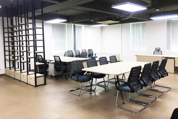 M1087T - 01 Chair: A Touch of Green for Your Office